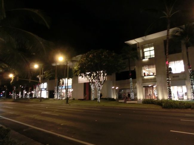 　カラカウア通りを散策しながら。