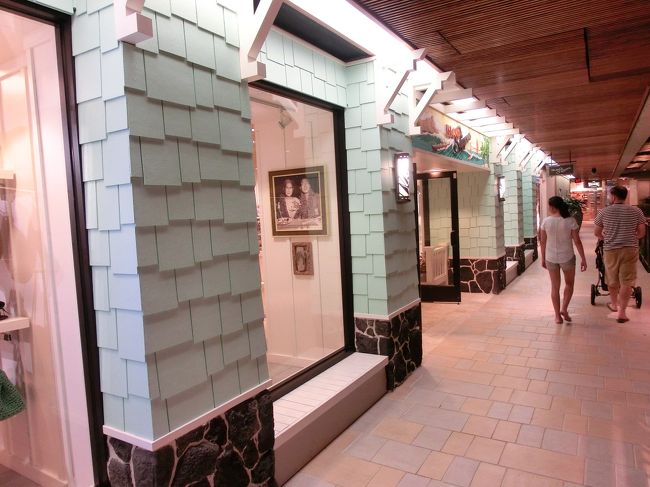 　ロイヤルハワイアンセンターのアイランドスリッパを<br />のぞいたり。