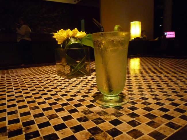 今回滞在先に選んだのは、レギャンにあるパドマリゾートバリ。<br /><br />初バリだったので、周りに色々お店があって便利な場所を選びました。<br /><br />私達は毎日外出してたので、タイミング的に会う事がありませんでしたが<br />日本人スタッフさんもいるようです。<br /><br />チェックイン時のWelcome drink。<br />リゾート感出てきたなぁ♪<br /><br /><br />