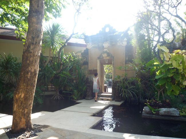 ２日目。<br /><br />ガーデンクラブシャレーというカテゴリーの部屋に宿泊したのですが、朝食は部屋、ガーデンクラブラウンジ、メインレストランと好きな場所を選べます。<br /><br />最初の朝食はガーデンクラブラウンジで。<br /><br /><br /><br />