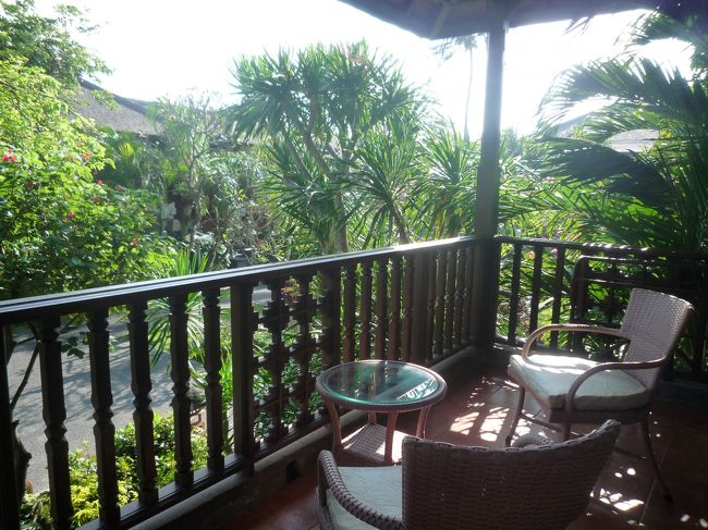 部屋のバルコニー。<br /><br />夜は蚊が気になったのであまり出ませんでしたが、朝食の後にまったりするのが本当に気持ちよかったです＾＾