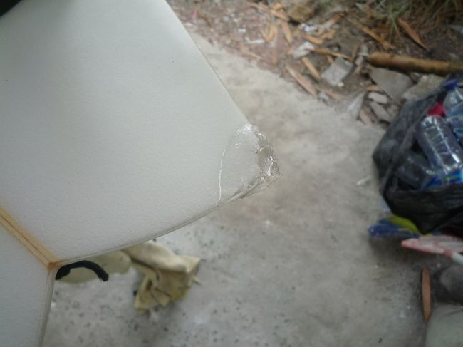 こんな感じで固まったら機械で磨いて完成！<br /><br />旦那さんはサーフィン目的だったので、直してくれて本当に感謝です！！<br /><br />AMOさんもそうだけど、ここのスタッフさんもみんな屈託のない笑顔で、２日目にしてバリって所がとても居心地のいい所になってました。<br />