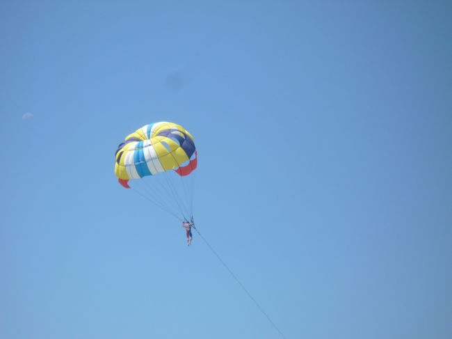 続いてパラセーリング。<br /><br />昔、タイのコーラル島でもパラセーリングをした事があったので途中までは鳥みたい〜♪と思いながら余裕だったのですが…<br />思っていたよりも高さがあったのと風が少しあったので、私はこのままどこに行くんだ〜とちょっと怖くなってしまいました。<br /><br />もう一つ、シュノーケリングもしましたが、ヌサドゥアではやらなくて良かったかも…<br />あまり魚は見れませんでした。<br /><br />海藻が多いように感じましたが、ヌサドゥアの海は想像していたよりも綺麗でした☆<br /><br />急遽マリンスポーツをする事にしたので事前に何も調べなかったのですが、当日直接申し込むとフライフィッシュが一人50ドルにはビックリ（汗）<br /><br />交渉の末、３つやって一つ一つの価格のトータル金額よりもかなり安くしてくれましたが、あとで調べた結果、空港に置いてあるフリーペーパーとかインターネット予約で事前申し込みの安いプランがあるので是非それをお勧めします。<br /><br /><br />