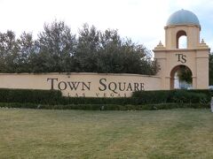 その後、ストリップ通り沿いにバスに乗って、ショッピングセンターをめぐりました。

写真はTown Square。
中心部南側にあり、ラスベガス中心部からも快速バスでアクセス可能です。