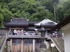 この日も台風の影響で雨だったため、そして修行の場であるため、石段ではカメラを止めてひたすら登ることに没頭しました。20分くらいで奥之院に無事到着。汗だく。