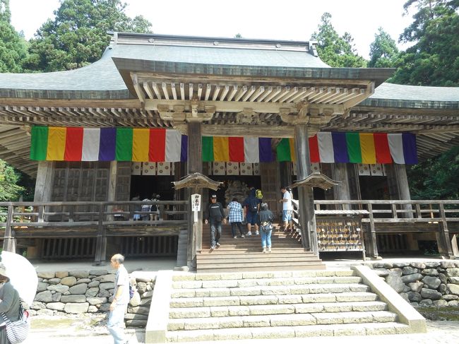 参道前のお土産屋さんに駐車して参拝<br />駐車料金は５００円で　１０８０円以上使うと無料とのこと<br />車のキーも預けます<br />　<br />宝珠山立石寺　根本中堂の前の石段から入りました