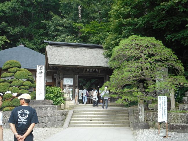 山門　料金所でもあります<br />３００円の入山料