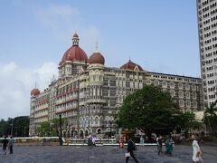 インド門の前にあるタージ・マハル・ホテル。
19世紀末にインド最大の富豪ジャムシェードジー・ターターが建てた世界有数のホテルです。
