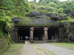 海抜約200ｍの岩山に造られたヒンドゥー教の石窟寺院群である「エレファンタ石窟群」は世界遺産に登録されています。