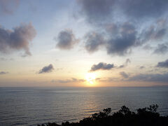 宿での夕ご飯の後、神の浜展望台に行きました。西の地平線に沈む太陽を眺めます。