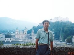 　海軍将校で1880年生まれのリッター・フォン・トラップは、義和団の乱鎮圧に参加し、第一次大戦では海軍での功績により、貴族の称号を得た。1924年に前妻が亡くなり、ノンベルク修道院を訪れ、子どもたちの世話役を依頼する。
　派遣されたマリア・フォン・クッチャラは、1905年に生まれた。間もなく両親が亡くなったので、父の従姉に育てられた。20歳の時に信仰に目覚め、修道院にやって来た。
　子どもたちはマリアを引き止めるため、父親に彼女との結婚を提案した。２人は婚約させられ、結婚式は併合の十年以上前、1927年にノンベルク修道院で挙げた。祖国で２人の娘も生まれ、一家は幸せに暮らしていた。1935年のザルツブルク音楽祭でのコラールのコンクールでは優勝した。
　トラップ大佐は祖国を捨ててアメリカに渡ることを決意。山登りの服装とナップサックを持って、家の裏のアイゲン駅からイタリアに向かった。
　映画はお転婆娘のマリアが修道院から家庭教師として派遣されるシーンで始まり、大佐が再婚を考えていた伯爵夫人との関係を精算し大佐と結婚。音楽祭で優勝した直後に会場から抜け出し、山を越えてスイスへ逃げる場面で終わっている。
　一家はニューヨークへ1938年９月に到着。アメリカで８ヶ月間演奏旅行を行ったが、ビザが切れ、強制退去させられた。その後、スカンジナビア諸国から演奏旅行の依頼を受け、その契約で各国から滞在ビザが発給された。
　大戦が始まると、再びアメリカに戻ったが、係官の「滞在期間は」の質問にマリアが願望を込め「永遠に」と答えたため、疑いを招きニューヨーク沖エリス島にある移民収容所に収容された。友人らの尽力で出所できた。
　後にオーストリアに気候や風土が似たバーモント州ストウの牧場を購入した。大佐は1947年に亡くなった。1950年から家族でロッジの経営を始め、６年後には合唱団としての活動も停止した。マリアは、1987年３月28日に世を去った。
