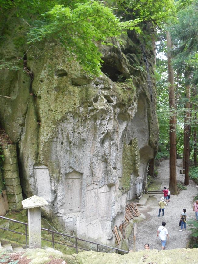 入場券にも書いてあるように「霊場」らしく　岩塔婆が<br />ご供養のために掘ってありました