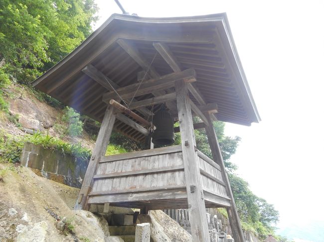 奥之院脇の鐘つき堂　１０時<br />１０００段登り切りました