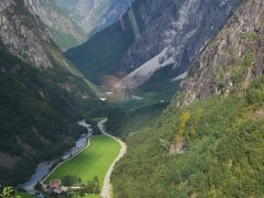 Nutshellのヴォス行きバスも港に近い場所から出発します。
バスは途中でStalheim Hotelに寄りますが、この道の景色も良いです。