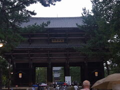 東大寺　南大門に来ました。

たくさんの人が大仏殿に向かって歩いていきます。