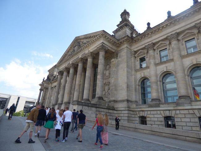 今日は丸一日自由行動です。<br /><br />Lutzowplatzの停留所から100番のバスに乗ってドイツ連邦議会議事堂を目指します。バスは7分おきくらいに来ますから気が楽です。ほぼ観光客向けのバスといって良くて、100番と200番は観光客にとってはとてもありがたいバスです。<br /><br />バスが走り出してから、ツアーの他の人たちがバス停に向かって歩いてくるのが見えました。お先に失礼！