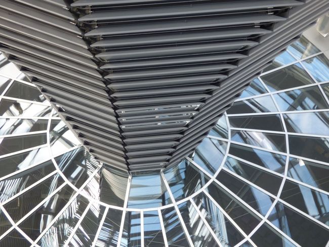 　なんでこんなものを議事堂の真上に建てたのか、と不思議。全然気がつかなかったのですが、ガラスは固定ではなくて、お日様が直接議場に入らないようになっているってんです。こういうことは解説してくれる人がいないとわからないねぇ。