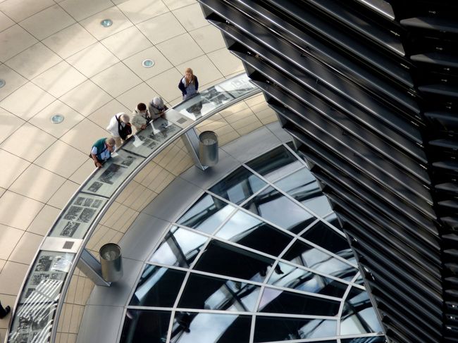 上から見ると、結構上がってきているのがわかります。てっぺんからそのまま歩いていると下りのスロープになっていて、上がってくる人とぶつかりません。<br /><br />　降りる時もエレベーターで降りますが、トイレご利用の方は小さいですが、上のトイレは無料です。<br /><br />　下まで降りるとエントランスの建物にはトイレはなくて、通りの向かいのお土産屋の奥に、有料トイレがあります。（どうして詳しいかわかりますね？）