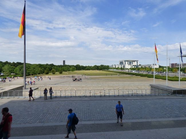 　連邦議事堂のエントランス前はこんな広場になってます。このまんまにしておくのですかね？日本じゃ考えられないよ。<br /><br />　さて、それではまた100番の観光客満載のバスに乗って市内へ向かいます。