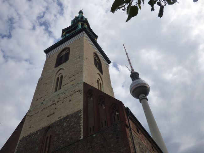 　博物館が集中しているあの島を通り越してマリーエンキルヒェ（聖マリア教会）にやってきます。1270年に建てられたゴシック様式のレンガ造の建物で、ベルリンで2番目に古い教会。何でも森鴎外の小説に出てくるらしいですが、何しろ小説というものを読まない、読んだとしても、高校時代までですから、全く覚えちゃいない。<br /><br />　塔もかなり高いです