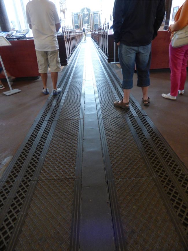 真ん中の通路がとても印象的です。