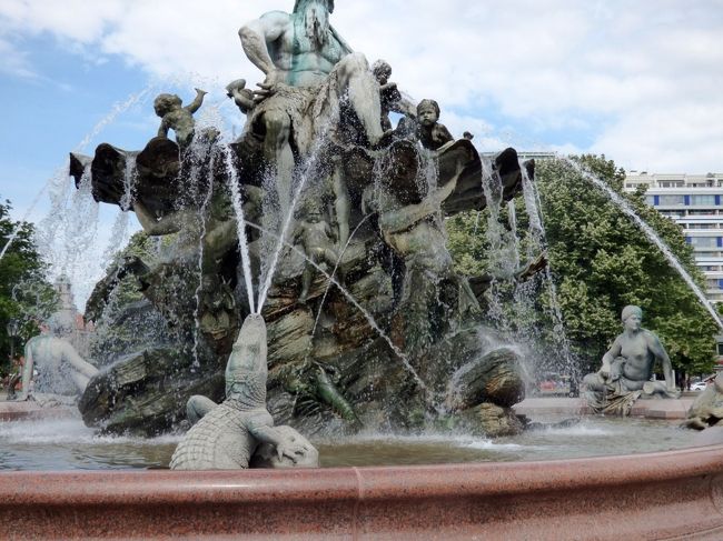 目の前の公演にはネプチューンの大きな噴水があってとても賑やかです。私はどこへ行ってもほとんど乗りませんけれど、hop-on-hop-offのようなバスが何台もこの周辺に集まっています。