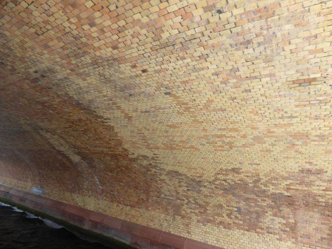 橋をくぐります。日頃は全然そんなことは思いませんけれど、煉瓦でこんな橋を作るなんて、気が遠くなりそうです。