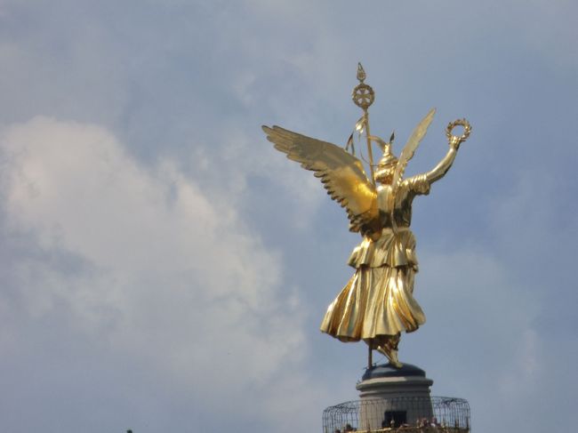 これ、どこですか？多分大天使ガブリエルでしょ？あれ？人が上ってんじゃん！？