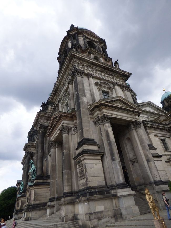 船から上がって、橋の下を通って向こうにわたろうとしたら、下はホームレスの皆さんの居住区と化しておりました。教会の下だしね。<br /><br />　大聖堂に入ります。入場料7ユーロ、オーディオ・ガイド3ユーロ。日曜日は午後から入れます。