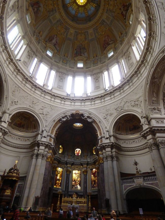 さすがでございます。たくさんの人が入っております。オーディオガイドの他にもガイド付きツアーがありそうです。<br /><br />上に上がる階段は270段くらいあるそうですが、こういうところが大好きな連れ合いはなんで上がらなかったんだろう。