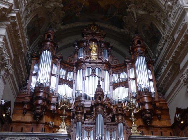 金ぴか、重厚なパイプオルガンでございますなぁ。