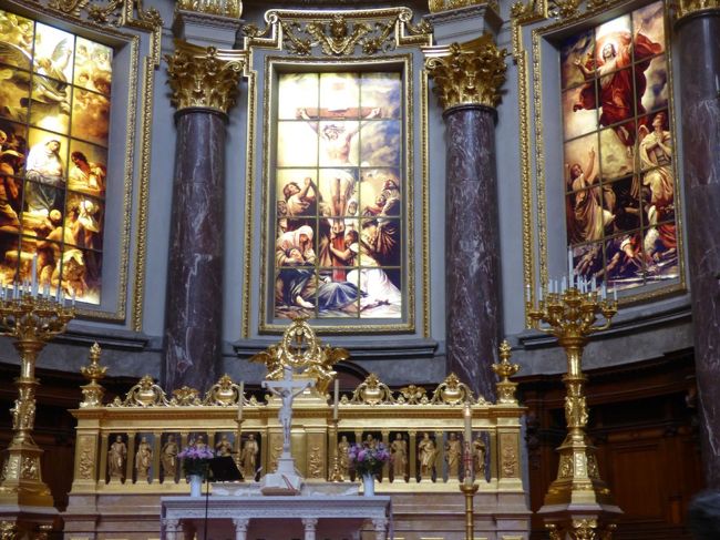 祭壇もできたばかりといわんばかりに綺麗ですねぇ。