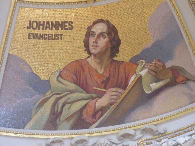 四隅には福音書を著した四聖人がタイルモザイクで描かれています。
