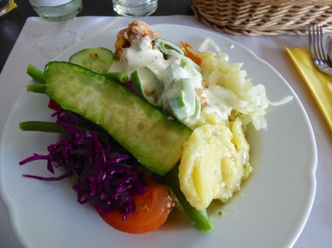 市内に何カ所かある「MAREDO」というレストランで昼にしました。ここの売りはサラダバーです。一回盛りですが、ボウルにして欲しいよねぇ。とかく野菜が不足がちになる旅先ではこの種のお店は重宝です。