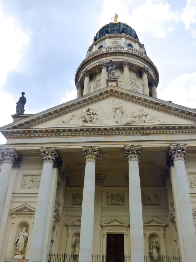 　こちらはNeue Kircheです。相対する相似形の建物が二つあるんですね。