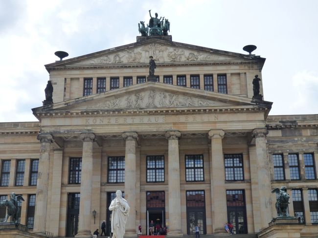 昨夜もやって参りました、コンツェルトハウスは昼間見るとこうです。<br />前の広場で日本人と覚しき東洋人が面白いことをしています。ドイツの各町のマンホールはそれぞれの特殊があるものですが、彼はその上に色をつけ、そこにTシャツを押しつけて版画のようにその模様を映し出し、それを販売しているんです。へぇ・・・。