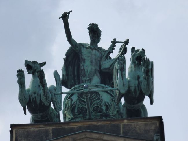 やっぱり上にはこんな彫像が建っています。