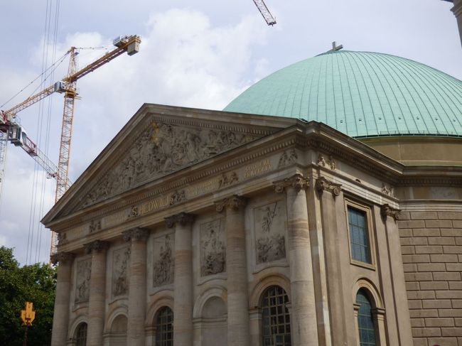 さて、こちらはSt. Hedwig's Cathedralです。目の前の国立オペラハウスが工事中なので、それに邪魔されて非常に入りにくくなっているせいなのか、ほとんど人が来ません。