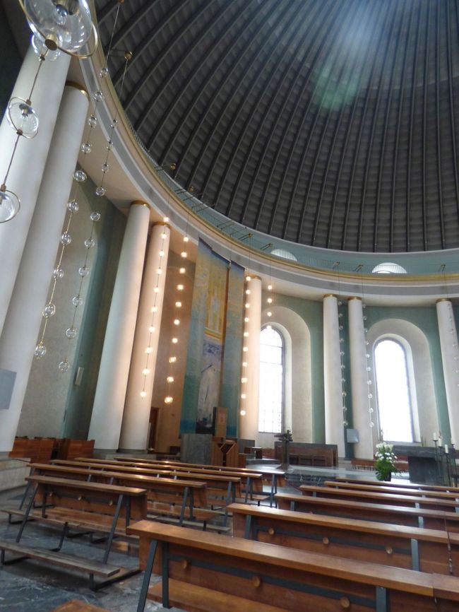 とってもシンプルな上に色合いがとても良くて、如何にもプロテスタントの教会、という風情です。