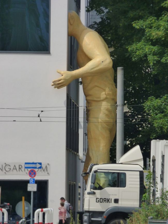 出てきたら、ウンター・リンデンの通りの向こうにこんなものが立っているぅぅっ！？