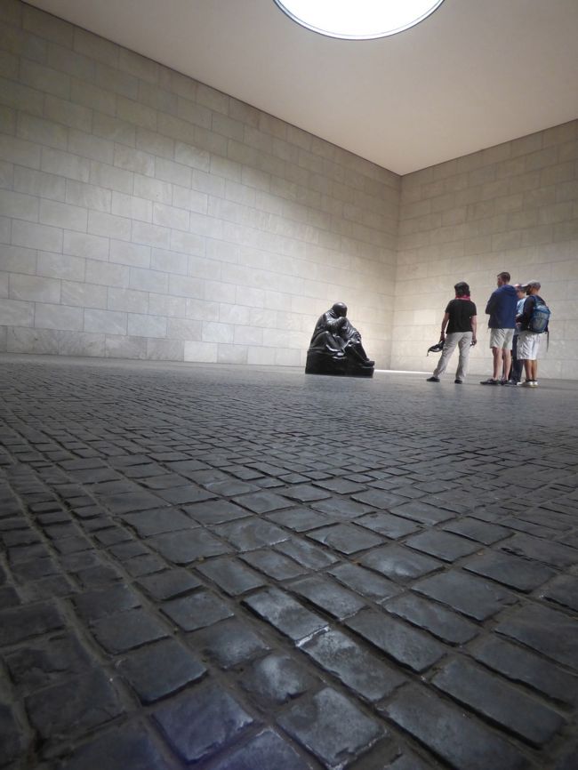 彫刻家ケーテ・コルヴィッツ作「ピエタ（死んだ息子を抱き抱える母親）』<br />ただし、これはレプリカ。