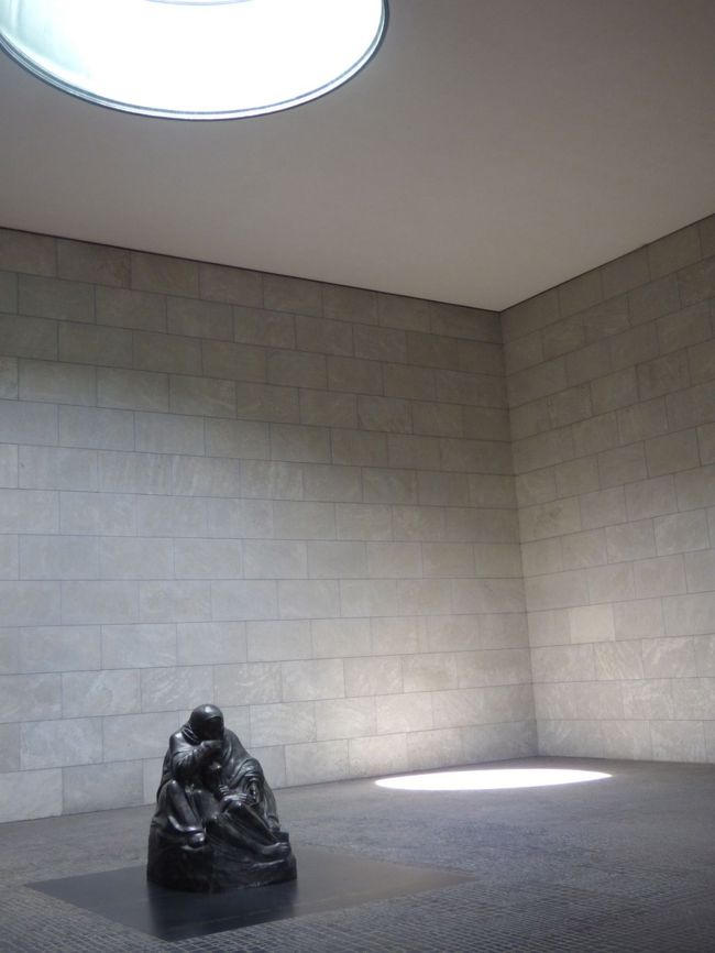 なぜか中に入るとどんな奴でも静かになる。