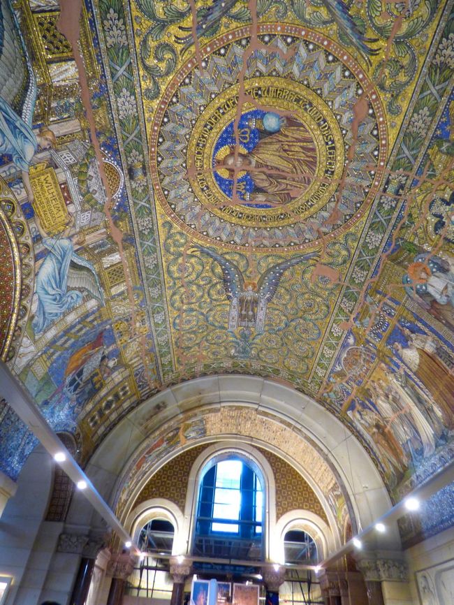 今日は100番のバスを使い回します。動物園駅のすぐ傍に行かなきゃならない教会がありますよ。それがこのきんきらきん！カイザー・ヴィルヘルム教会でございますよ！ヴィルヘルム1世を記念して1891年から建設開始。モザイクきんきらきんです。空襲でやられちゃいました。