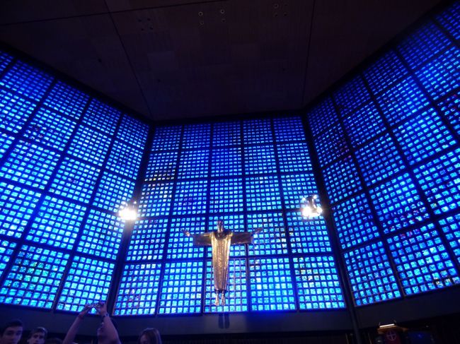 こっちの新しい方の教会は1962年の完成。素晴らしいできでございますよねぇ。私は事前に何にも知らないで来ちゃったから、驚いたのなんの。