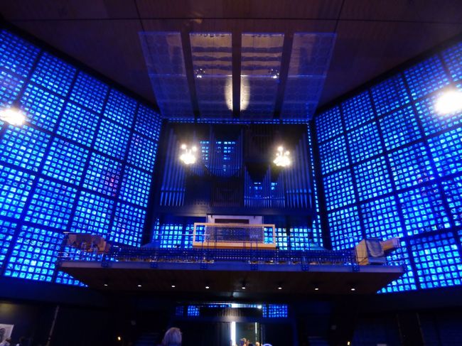 これがパイプオルガンだそうです。<br /><br />ホテルへ帰る道すがら、珍しく連れ合いが方向を見失い、盛りだくさんのウォーキングで鍛えてもらえました。<br /><br />夕飯はスーパーのサラダとパン。ぐったり。