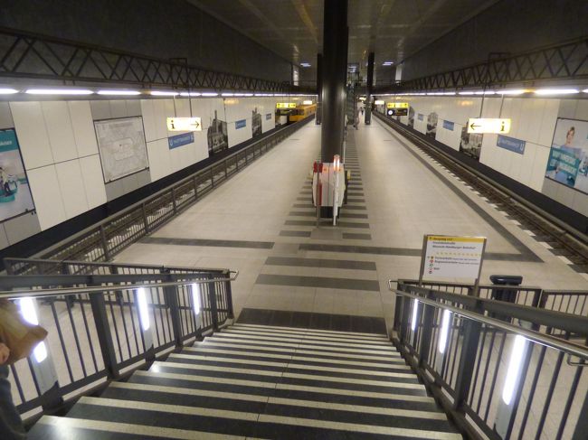 140617（火）<br />　今朝早朝、ツアーご一行様は朝一番の飛行機でCDG経由帰国。<br />　私たちはゆっくり起きて、朝食を取り、タクシーで次の宿へ移動します。ドイツとくれば、Motel Oneの本拠地ですよ。中央駅の北口にあるMotel One Hauptbahnhofです。<br /><br />　荷物を預けて、と思ったらもう部屋には入れるよというので、荷物を入れて出かけます。中央駅からはSバンもたくさん出ているけれど、地下鉄55ってのもあります。