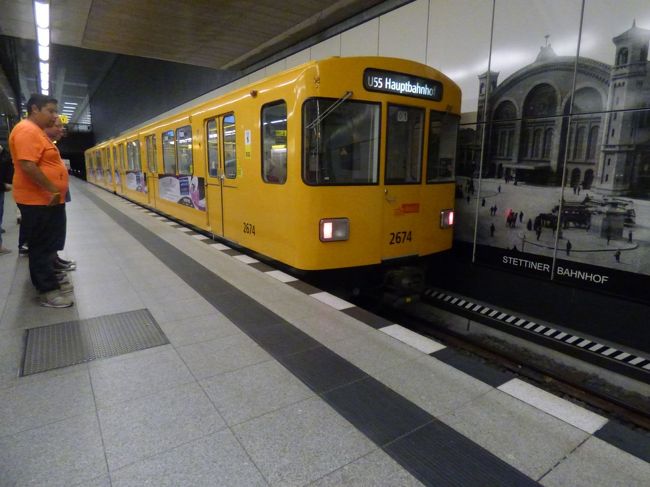 一週間切符を購入。いつものやり方。<br /><br />　なんとここからブンデスタークに停まって、ブランデンブルグ門までたったの三駅を一編成が行ったり来たりしているだけ。利用者超少なく、いつでもガラガラ。