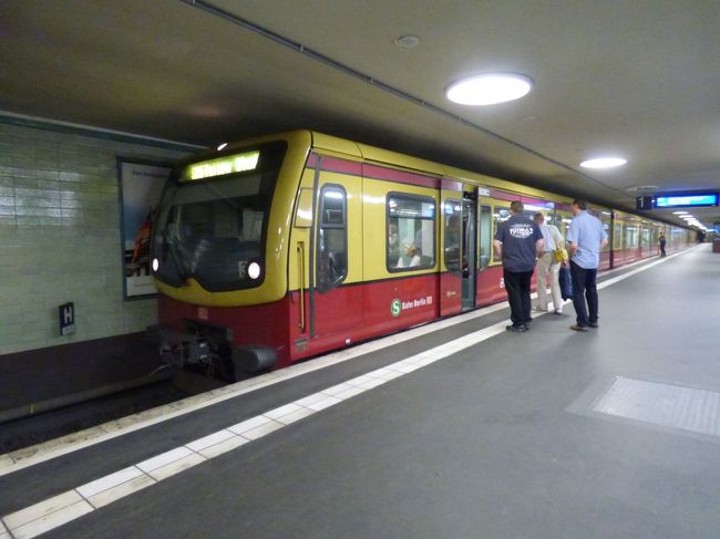 古い地下鉄の車両が飾ってあったり。