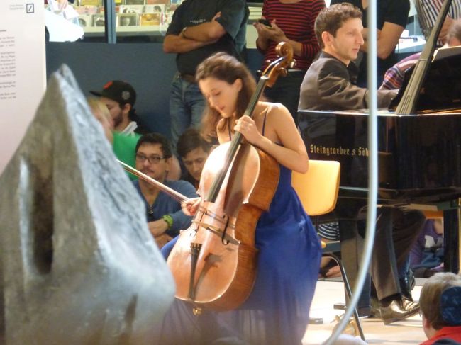 まだ学生ではないかと思われるピアノ、チェロ、ヴァイオリンの三人の演奏です。音響も悪いところですから、かろうじて聞こえてくるという感じです。それでも熱演でした。