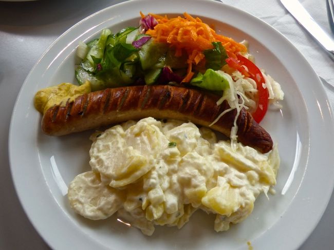 ちょっと時間がずれちゃいましたけれど、お昼ご飯はこの美術館の中のカフェテリアに行きました。